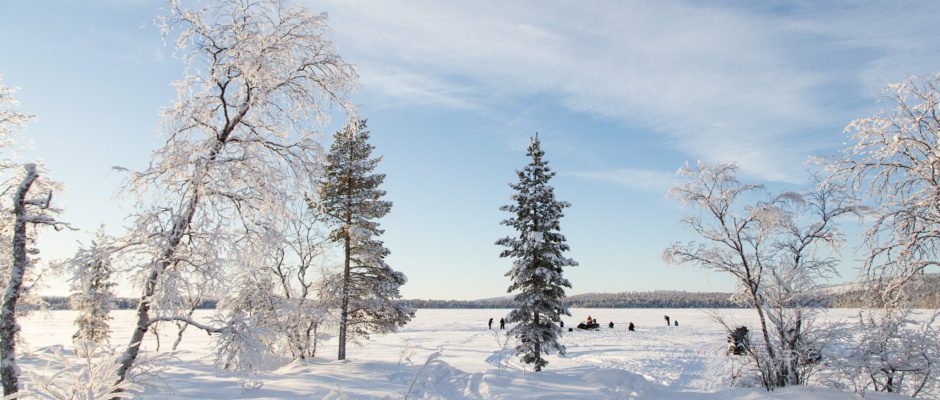Pohled na zimní jezero Inari. Sámská kultura a arktická příroda.