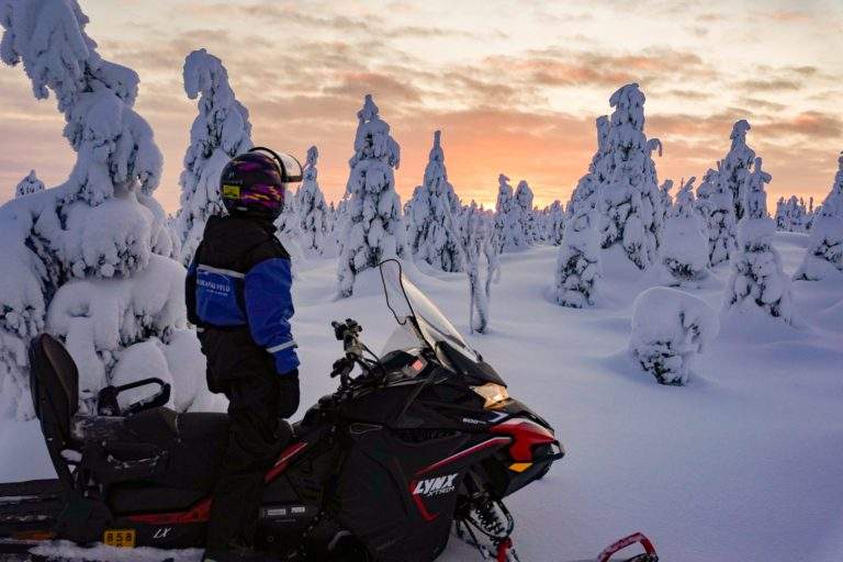 Ruka je jedinečný zimní zážitek a známá svými fantastickými trasami pro jízdu na sněžných skútrech.