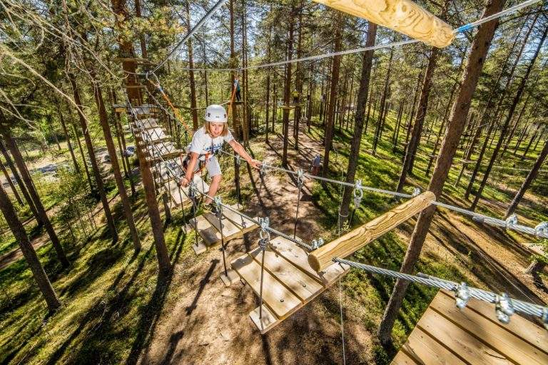 Letní dovolená s dětmi : v dobrodružném parku Vuokatti si můžete vyzkoušet své dovednosti vysoko na stromech v lanovém parku