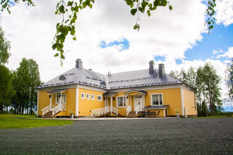 Rodinné budovy Pohjolan Pirtti & Kievarin Kesä se nacházejí ve vesnici Vuotunki asi půl hodiny jízdy od Kuusama.