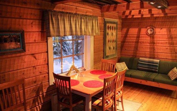 "Varsta" chata v Isokenkäisten Klubi, obývací pokoj