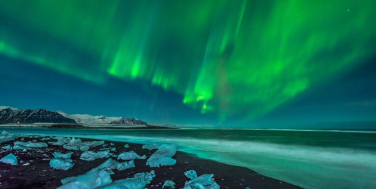 Polární záře a led, kouzelná kombinace, Island v zimě