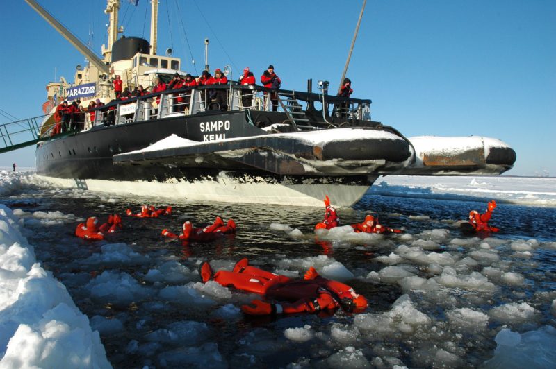 Vydejte se na plavbu ledoborcem Sampo a plavte mezi ledovými krami.