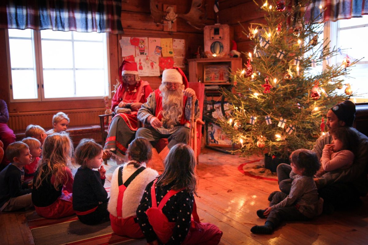 Santa Claus rád vypráví dětem příběhy