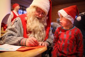 Santa Claus píše pohlednici