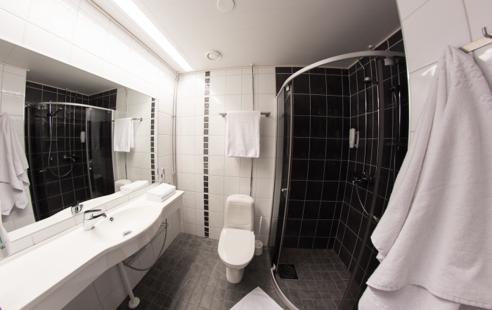 Inari, Hotel Inari, standardní pokoje, koupelna