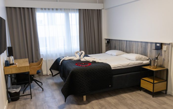 Pokoj Comfort s oddělenými postelemi v hotelu Amado, Pori, město štěstí