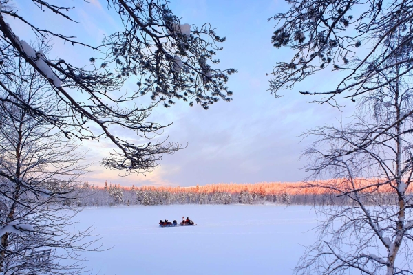 Jízda na sněžném skútru po zamrzlém jezeře, zážitková dovolená