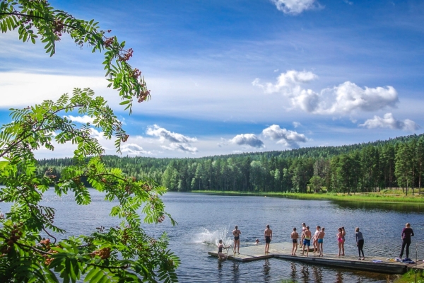 Letní dovolená s dětmi, koupání v jezeře Särkinen