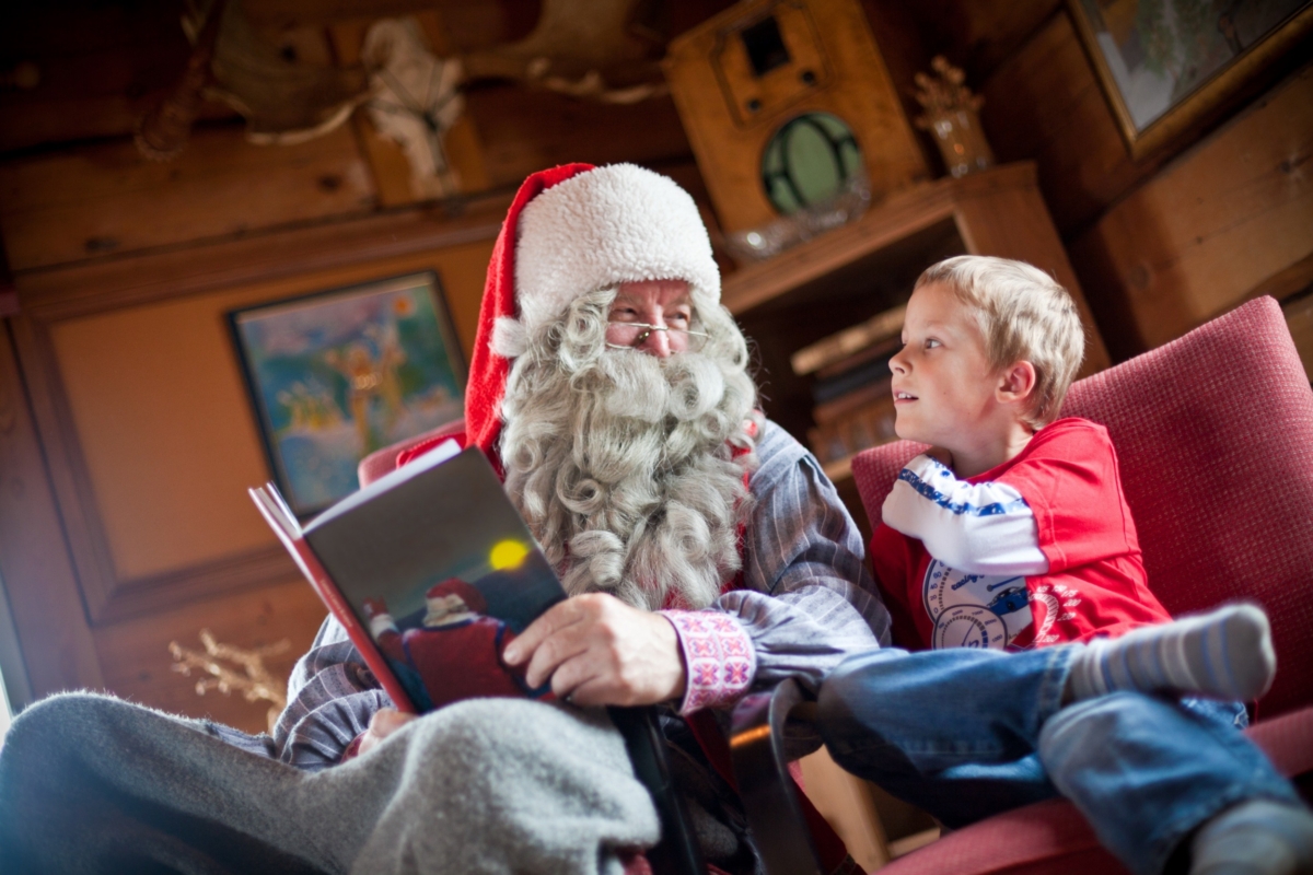 Santa Claus čte ze své knihy